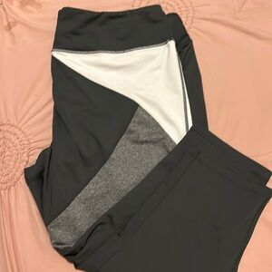 ZELLA CAPRI LEGGINGS WOMENS GRAY AND WHITE ACTIVEWEAR.